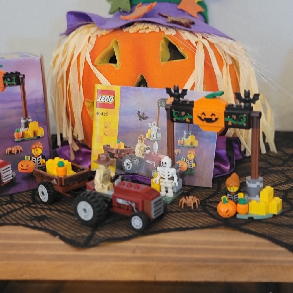 RETIRED Lego 40423 Halloween Hayride. Released Aug 2, 2020 Retired Oct 3, 2021